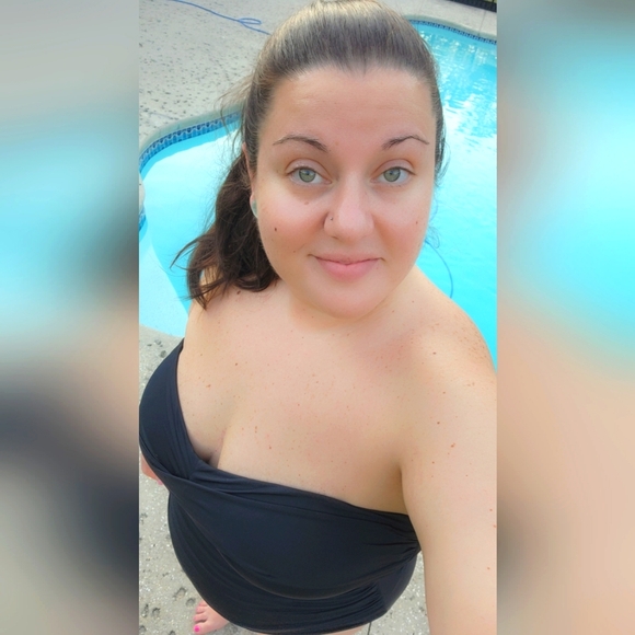 Meet your Posher, Danielle - Picture 2 of 2